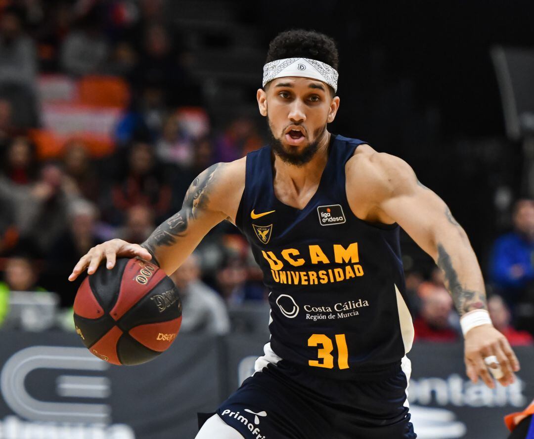 Askia Booker con el balón