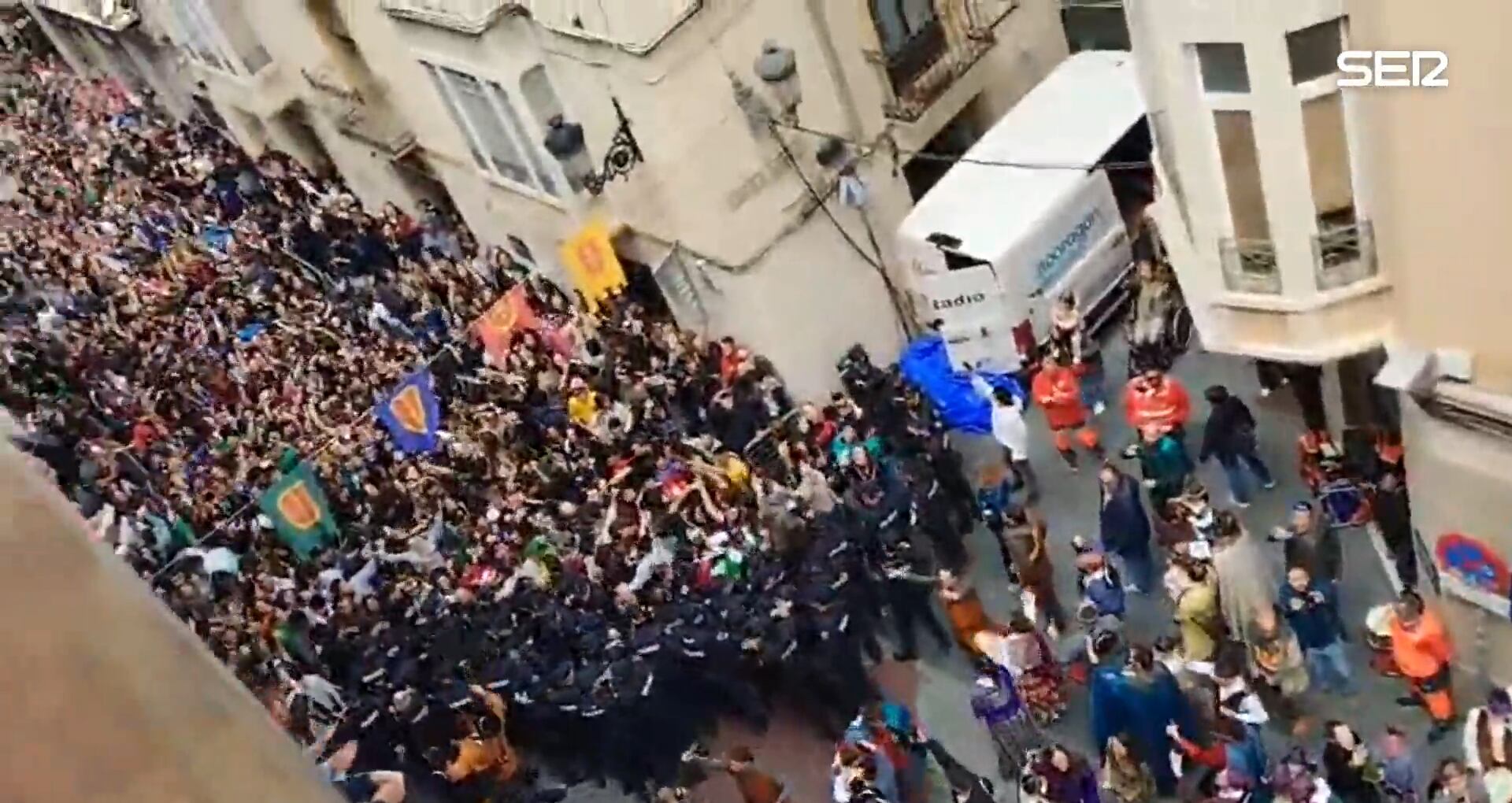 Barrera policial durante el canto del Himno del Primer Viernes de Mayo de este 2024