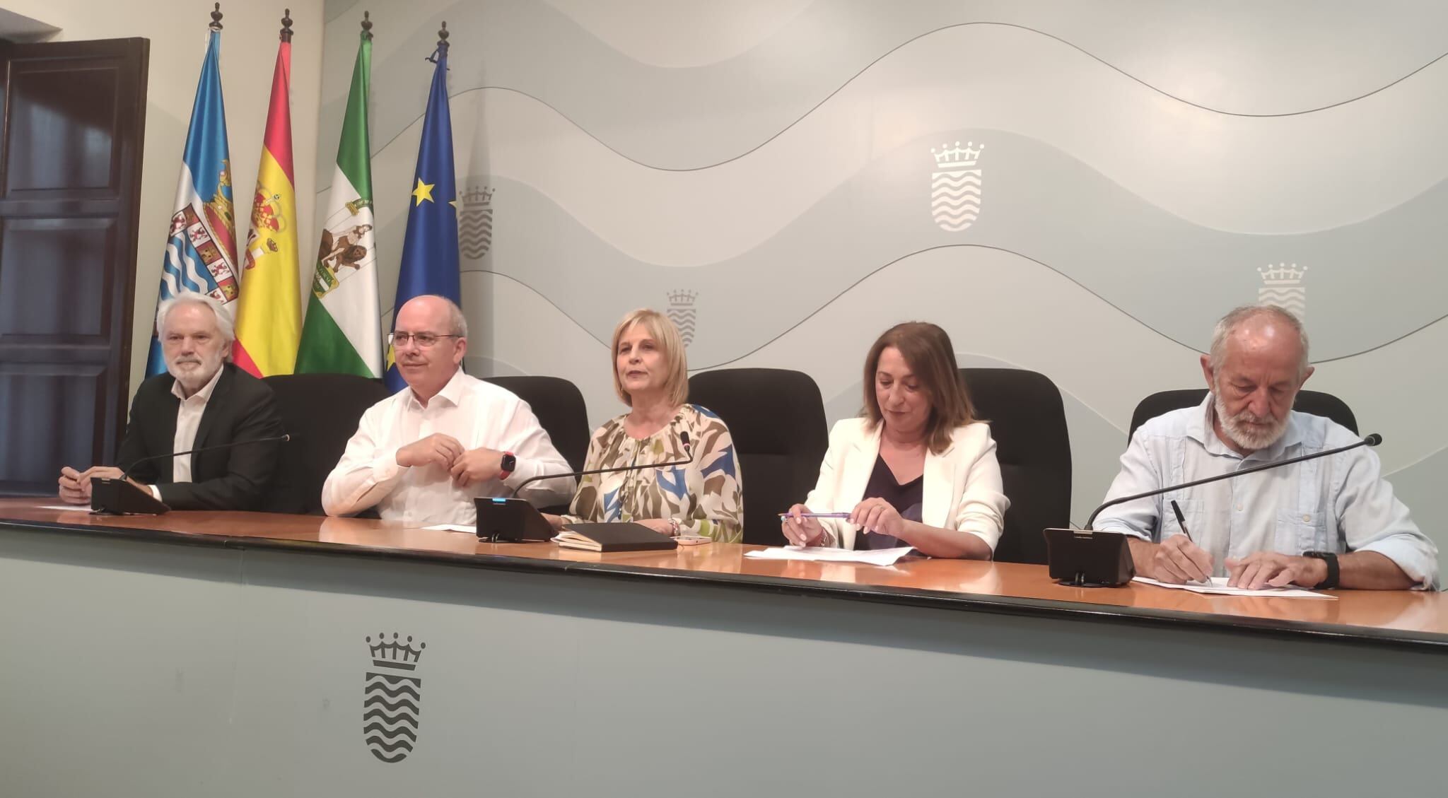 Agustín Muñoz, Javier Sánchez Rojas, María José García Pelayo, Inmaculada Ortega y Antonio Pavón este lunes en el Ayuntamiento de Jerez