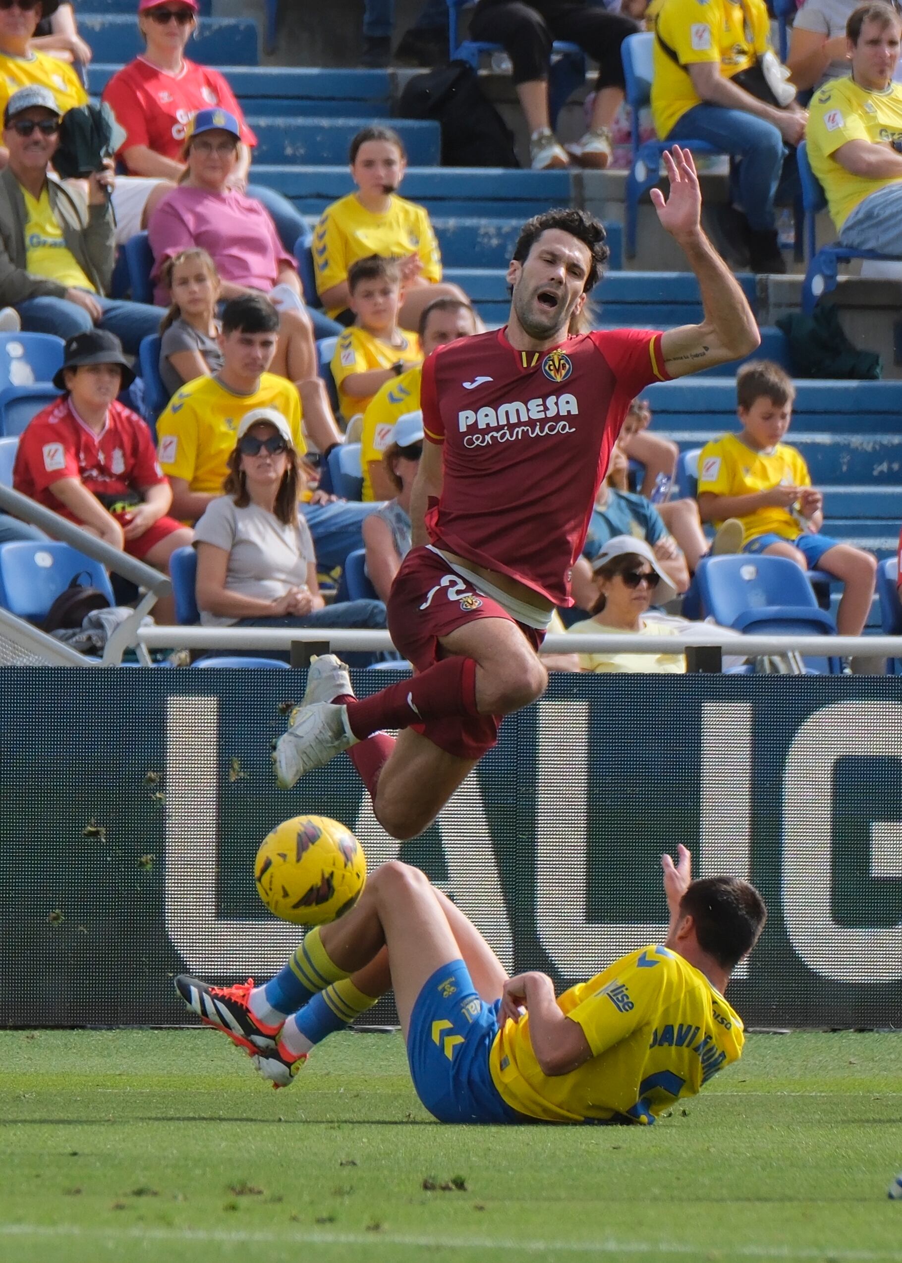 LAS PALMAS DE GRAN CANARIA (ESPAÑA), 13/01/2024.-  El centrocampista del Villarreal Alfonso Pedraza salta ante el centrocampista de la UD Las Palmas Javi Muñoz durante el partido correspondiente a la Jornada 20 de LaLiga que disputan este sábado ante el Villarreal en el Estadio de Gran Canaria. EFE/ Angel Medina G.
