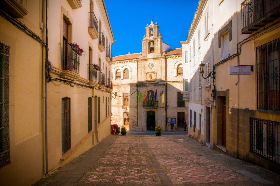 Calle de Villacarrillo con el Ayuntamiento al fondo.