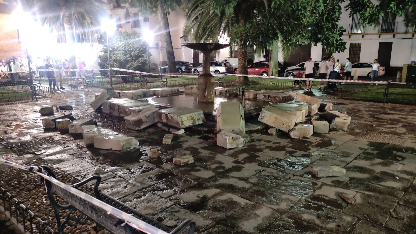 Estado en el que ha quedado la fuente de la Plaza de la Magdalena en Córdoba tras el reventón que ha sufrido esta noche