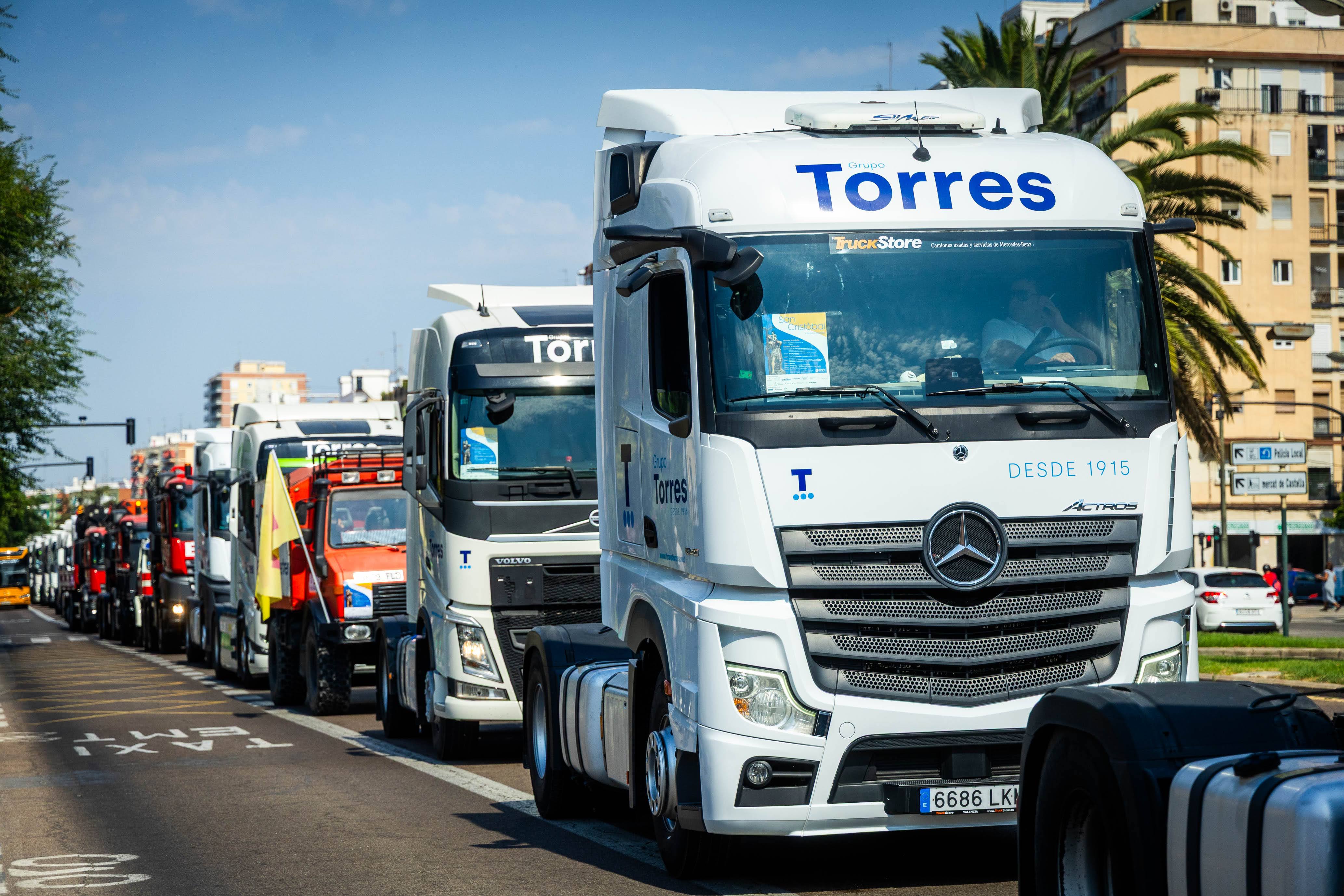 Los transportistas celebran San Cristóbal con más de 300 cabezas tractoras en las calles de València