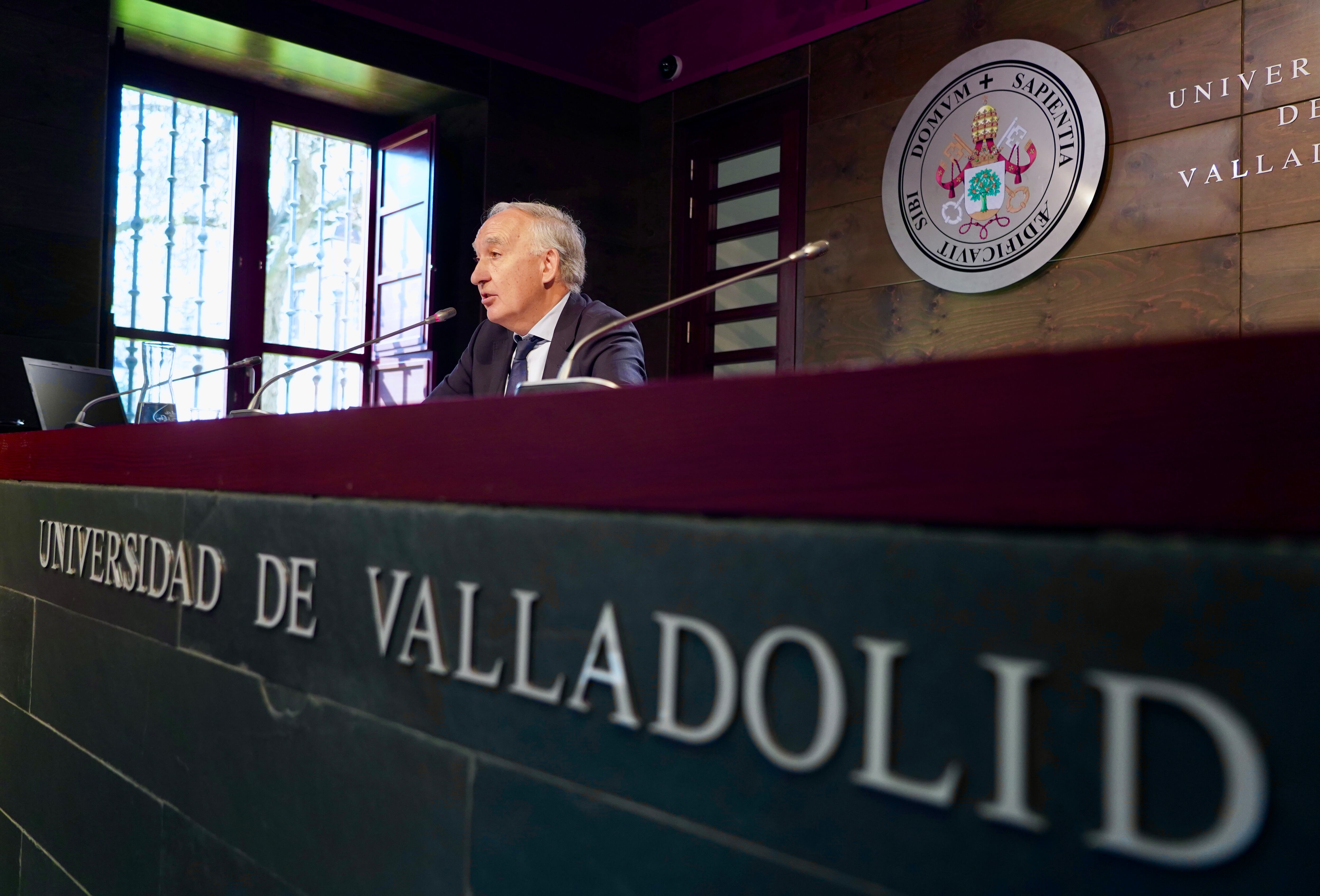 El rector de la Universidad de Valladolid, Antonio Largo, hace balance de sus ocho años de mandato al frente de la institución académica, tras la reciente convocatoria de elecciones al Rectorado y al Claustro Universitario.