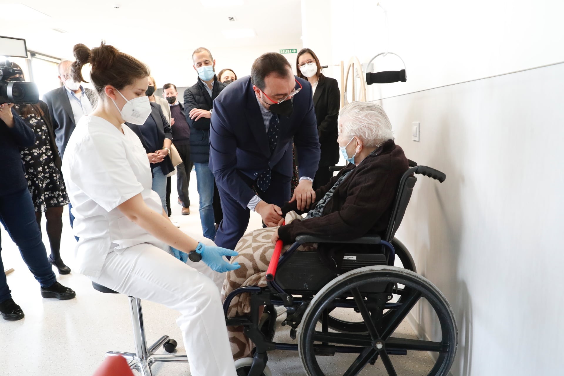 Adrián Barbón de visita en la residencia del ERA de Lugones saluda una de las residentes.