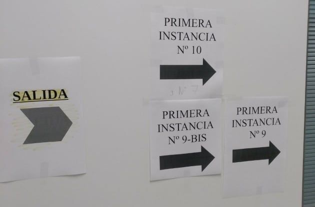 Indicaciones colocadas en paneles, puertas y pasillos de la Ciudad de la Justicia.