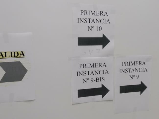 Indicaciones colocadas en paneles, puertas y pasillos de la Ciudad de la Justicia.