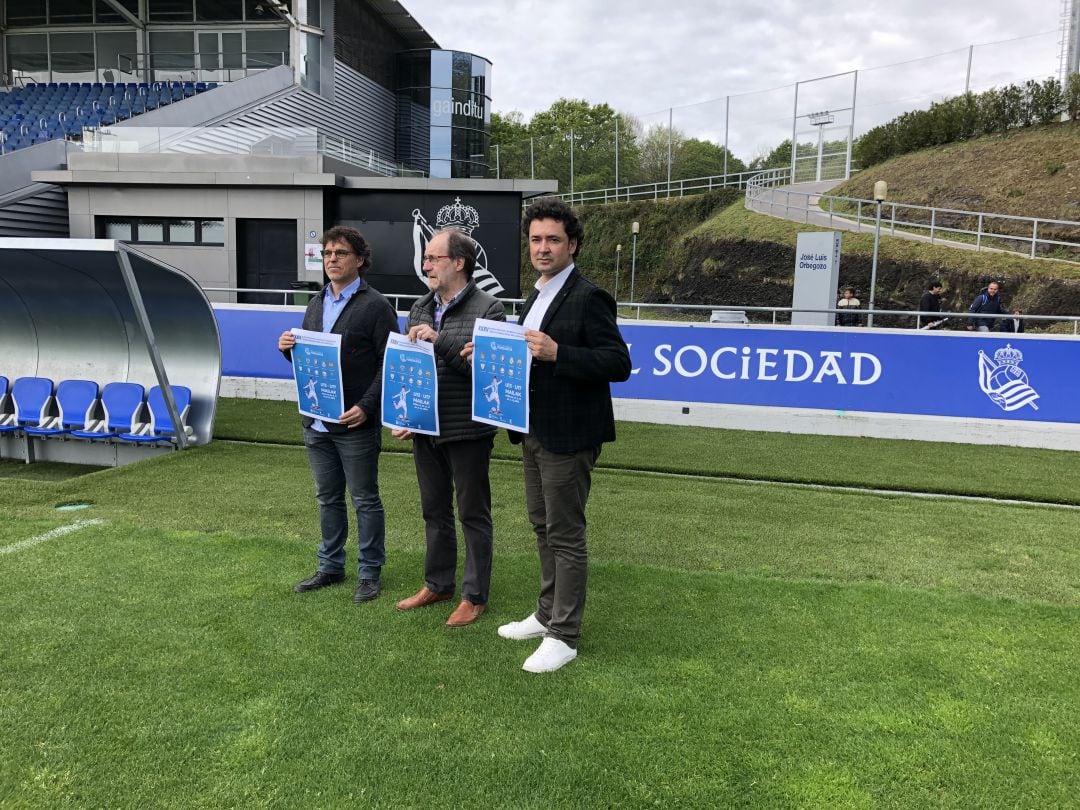 Organizadores y patrocinadores posan con el cartel del torneo.