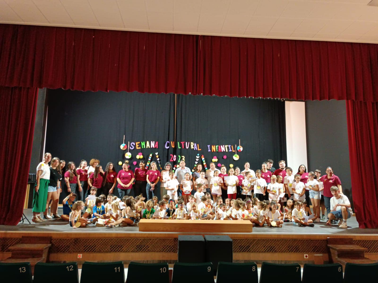 Foto de familia con niños/as, monitores/as, técnicos y autoridades