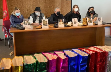 Imagen de los pares de calzado de cocineros y pasteleros vascos, y el par de zapatos de Torreblanca, en un momento del evento solidario de la Gota de Leche Bilbao y el Museo del Calzado de Elda.