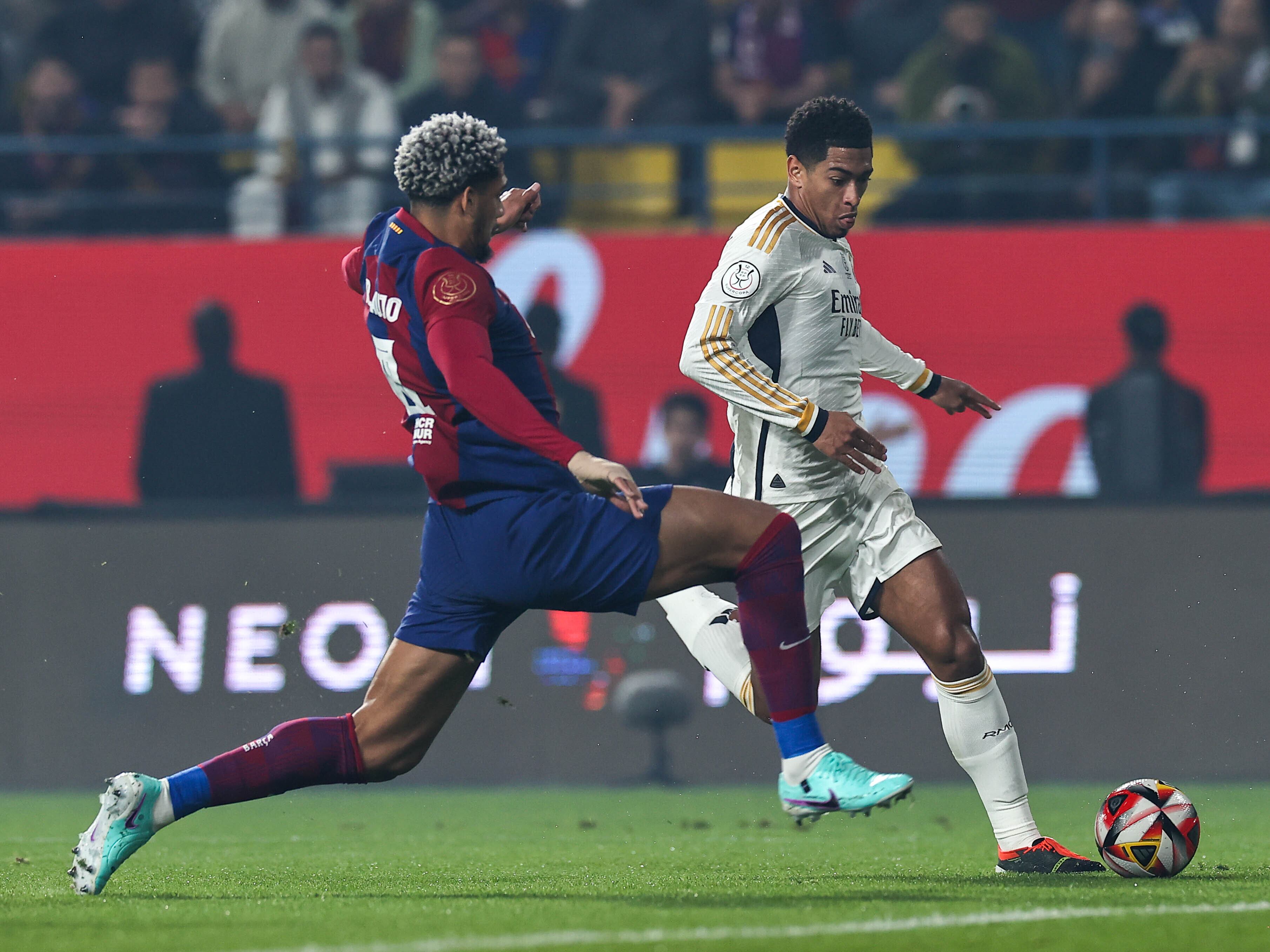 Ronald Araujo y Jude Bellingham en un encuentro entre el FC Barcelona y el Real Madrid.