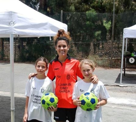 Cindy García con dos niñas del Campus Cindy García.