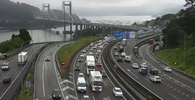 Atasco en la AP-9 en Vigo que llega hasta al puente de Rande