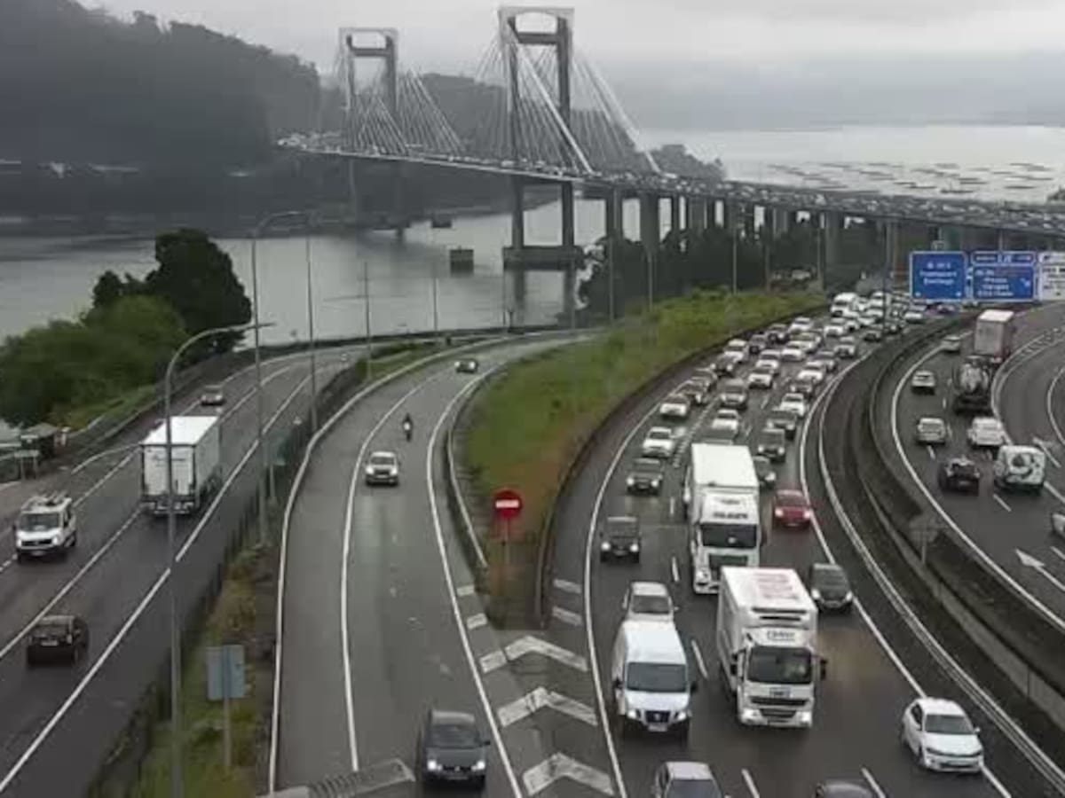Gran atasco en Vigo por un accidente a la entrada del túnel de A Madroa