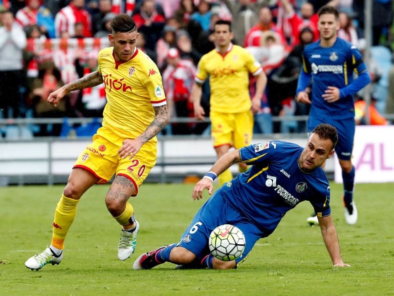 El delantero del Sporting de Gijón Antonio Sanabria y el defensa del Getafe Juan Cala, durante el partido en el Villamarín
