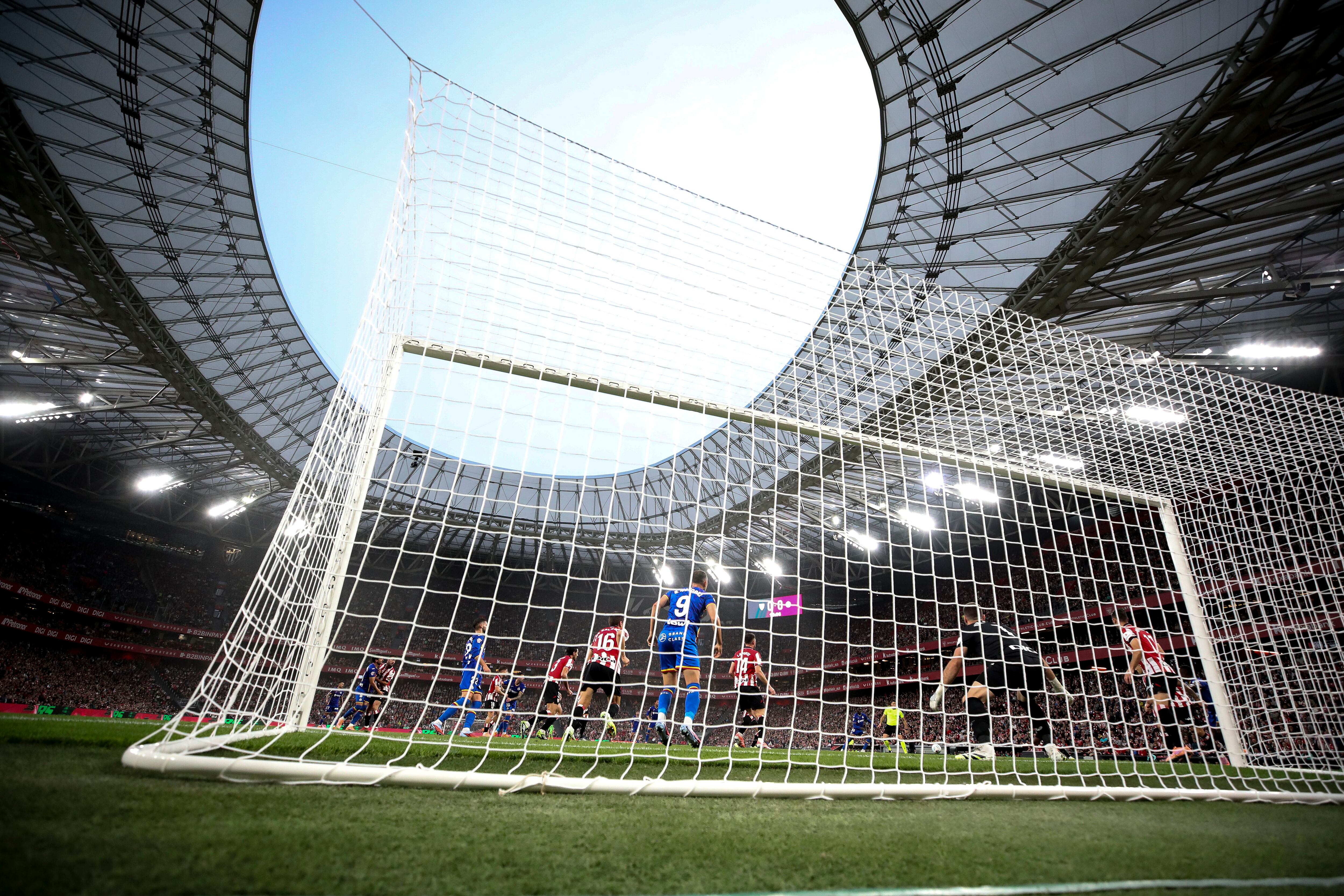  El portero del Athletic Unai Simón (2-d), durante el partido de la décima jornada de La Liga EA Sports entre Athletic Club y Getafe CF