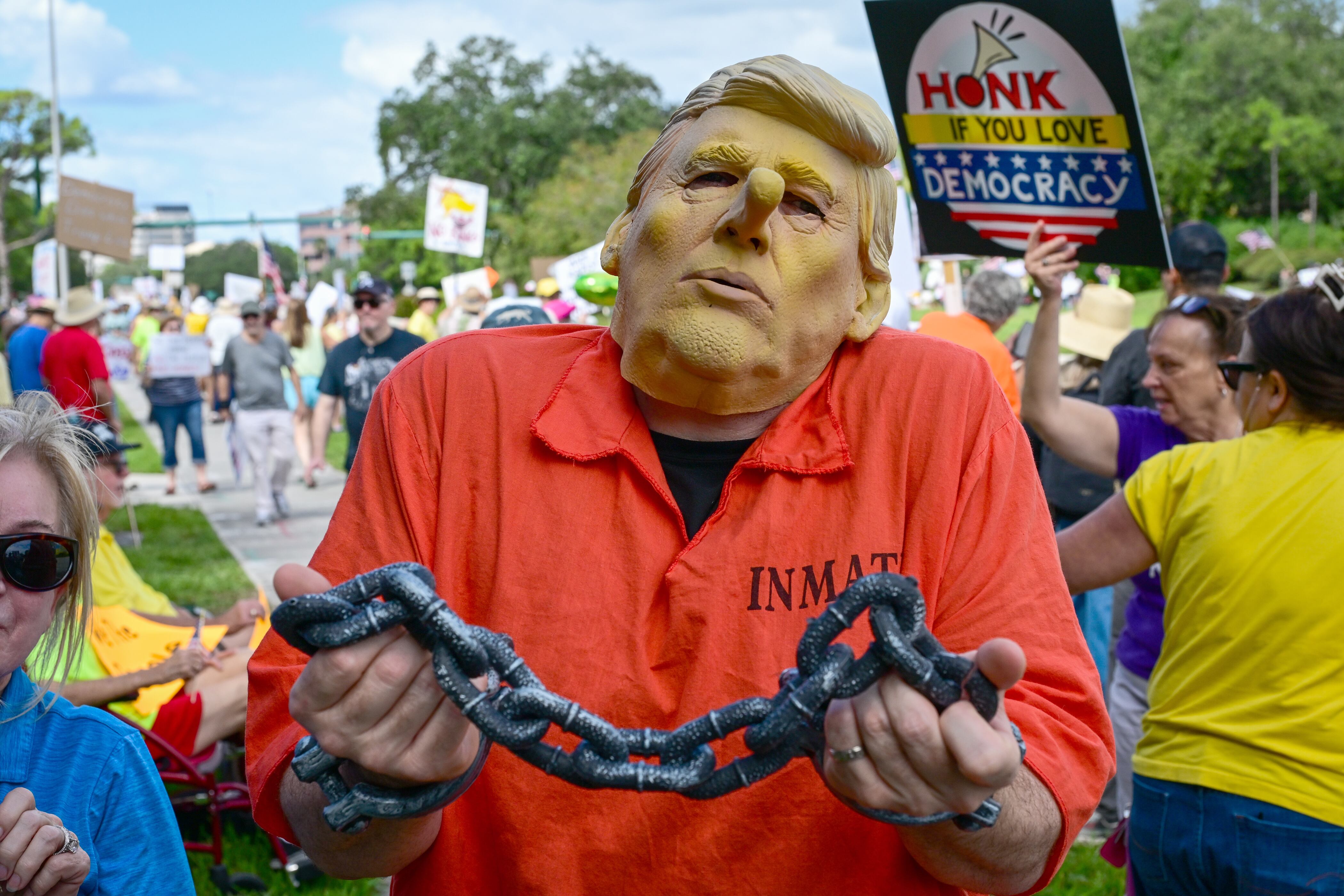 Una persona disfrazada con la máscara del presidente Donald Trump, participa durante la protesta "No Kings" ("No queremos reyes") este sábado, en West Palm Beach, Florida (Estados Unidos).