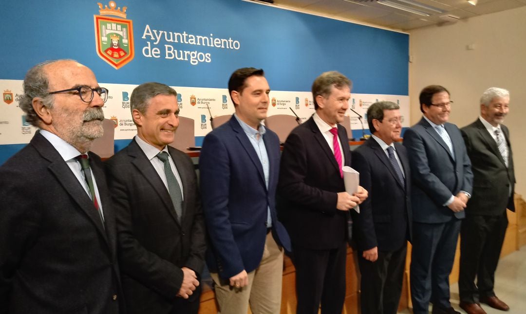 De izda a dcha: Javier Vicente, Barbero, De la Rosa, Lacalle, Rico, Foronda y Ansótegui, en la firma del convenio para ampliar el centro de transportes