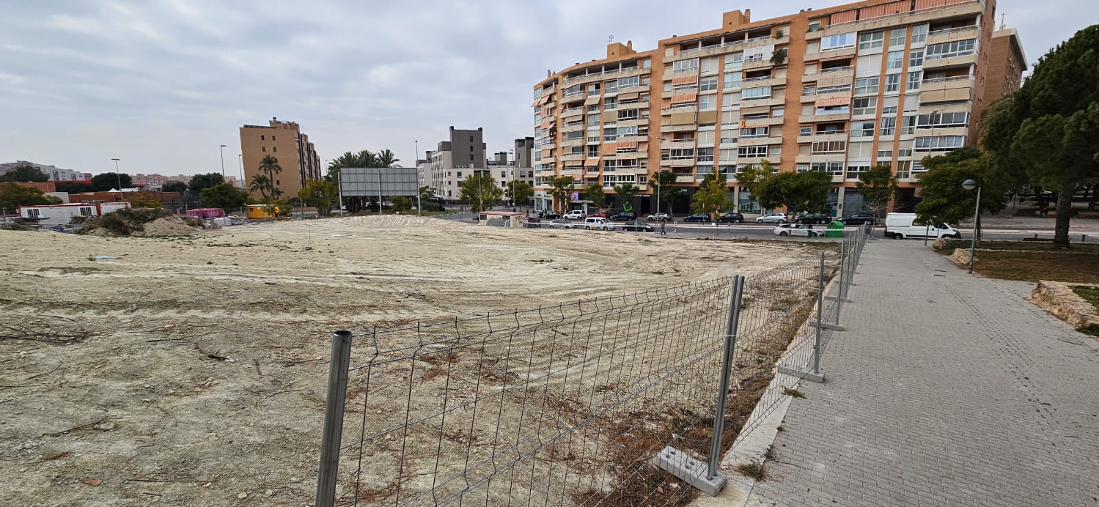 Movimiento de tierra en la parcela donde se va a construir el Centro de Salud La Torreta de Alicante