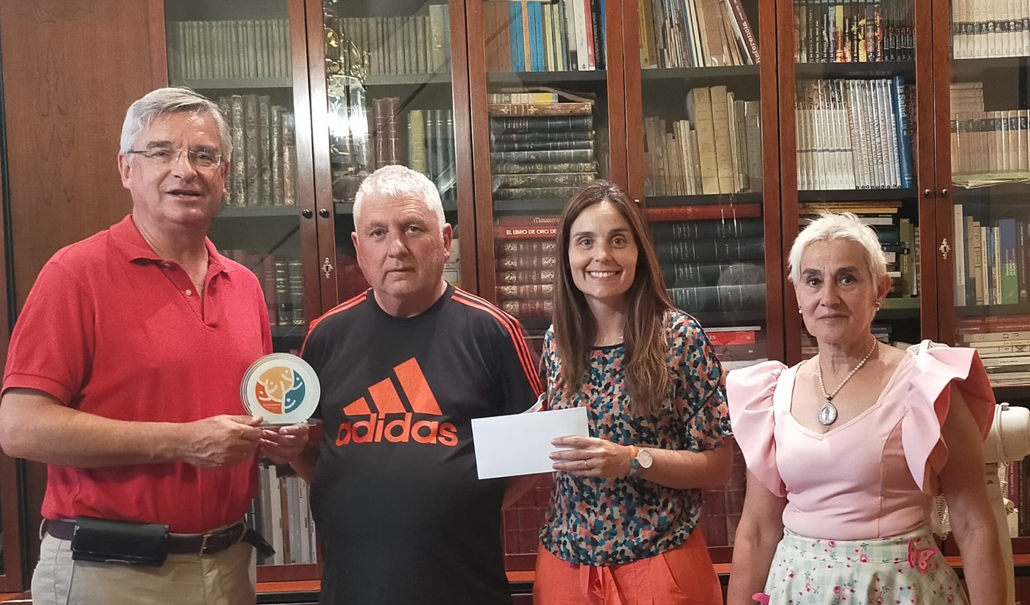 Momento de entrega del cheque solidario de La Tertulia a Salud Mental Aranda