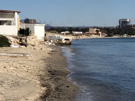 Aspecto de la playa de El Rinconcillo en la zona del fortín.