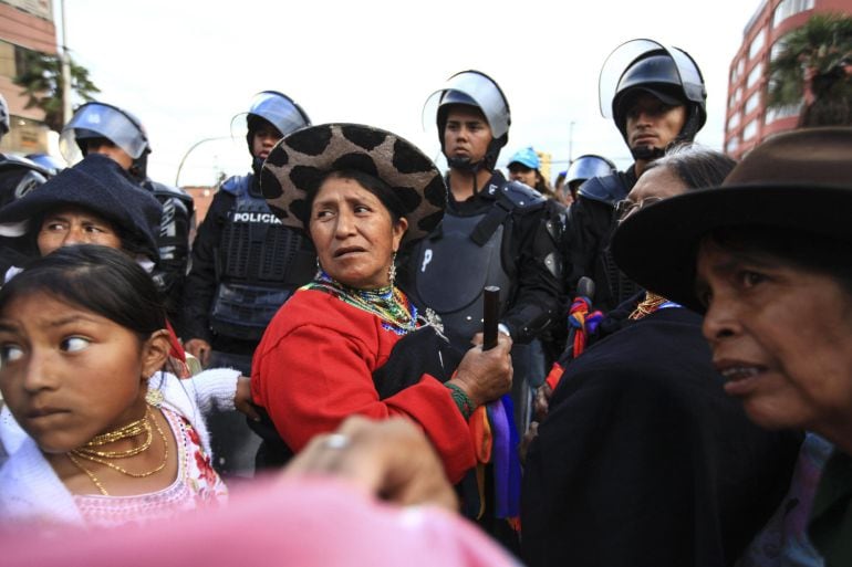 Ecuatorianos participando en una manifestacion en su pais. En España, miles de ellos afectados por un fraude cometido por una empresa de paqueteria.