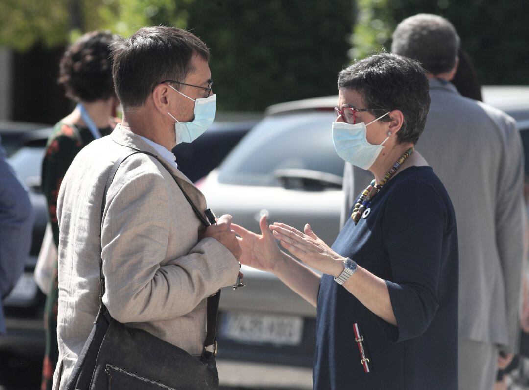 Juan Carlos Monedero junto a la ministra de exteriores 