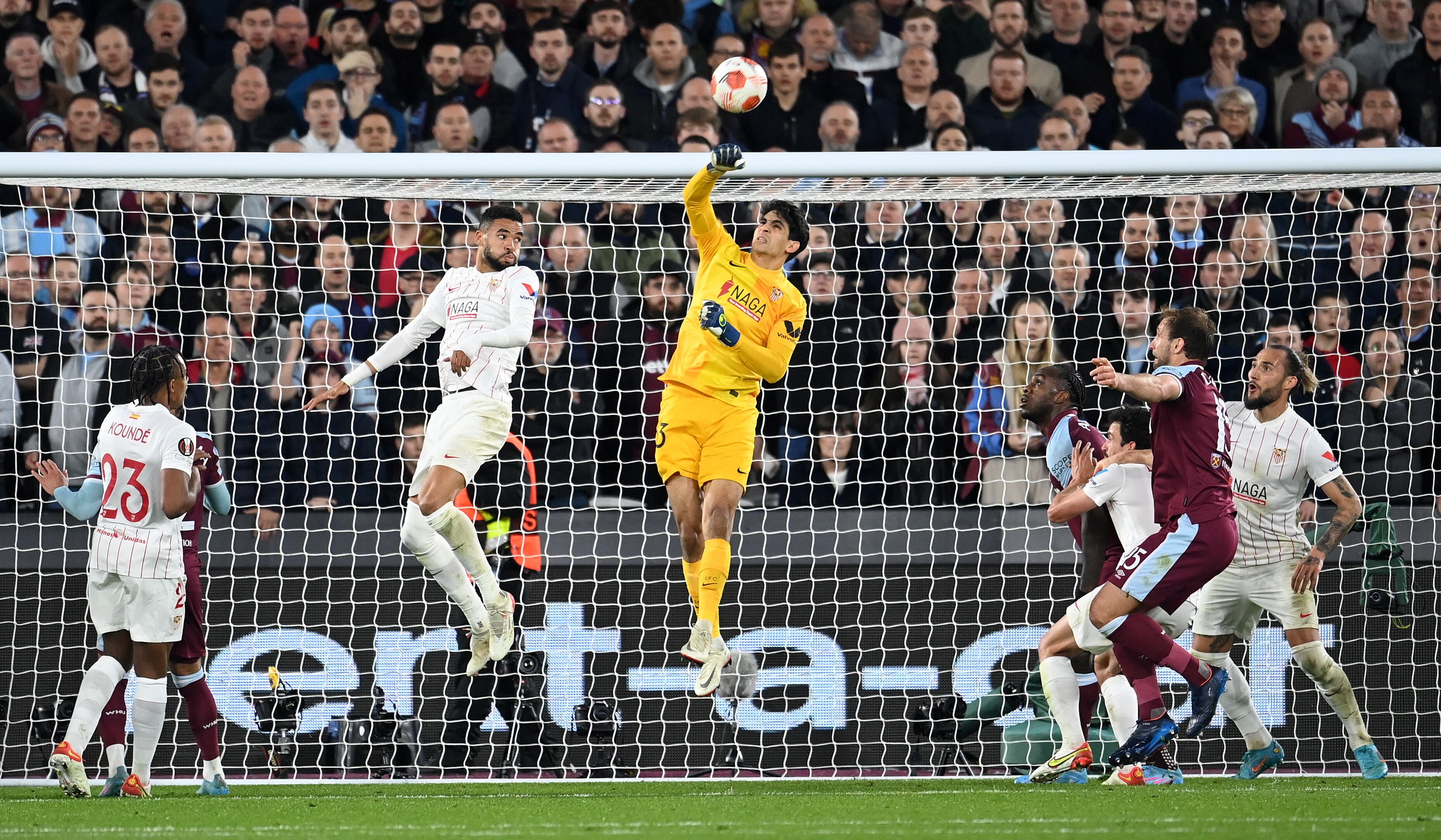 London (United Kingdom), 17/03/2022.- Sevilla goalkeeper Yassine Bounou makes a clearance during the UEFA Europa League round of 16, second leg soccer match between West Ham United and Sevilla FC in London, Britain, 17 March 2022. (Reino Unido, Londres) EFE/EPA/ANDY RAIN