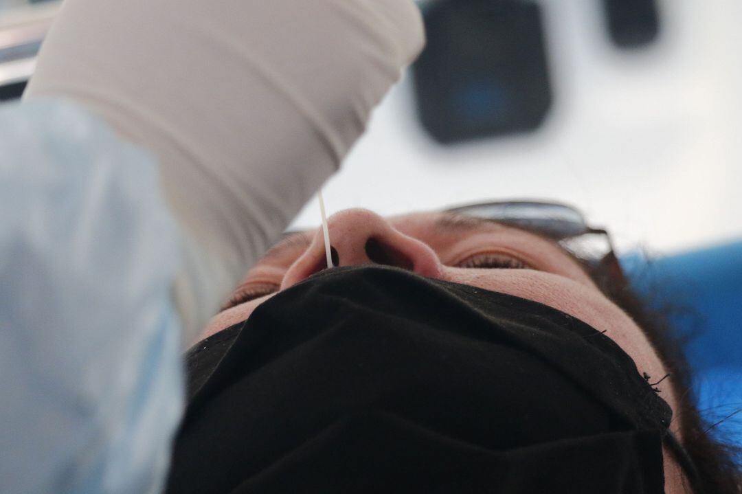 Prueba PCR a una ciudadana.