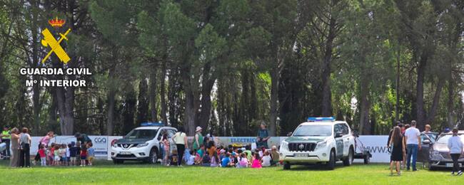 Exhibición de la Guardia Civil para los estudiantes de Roa