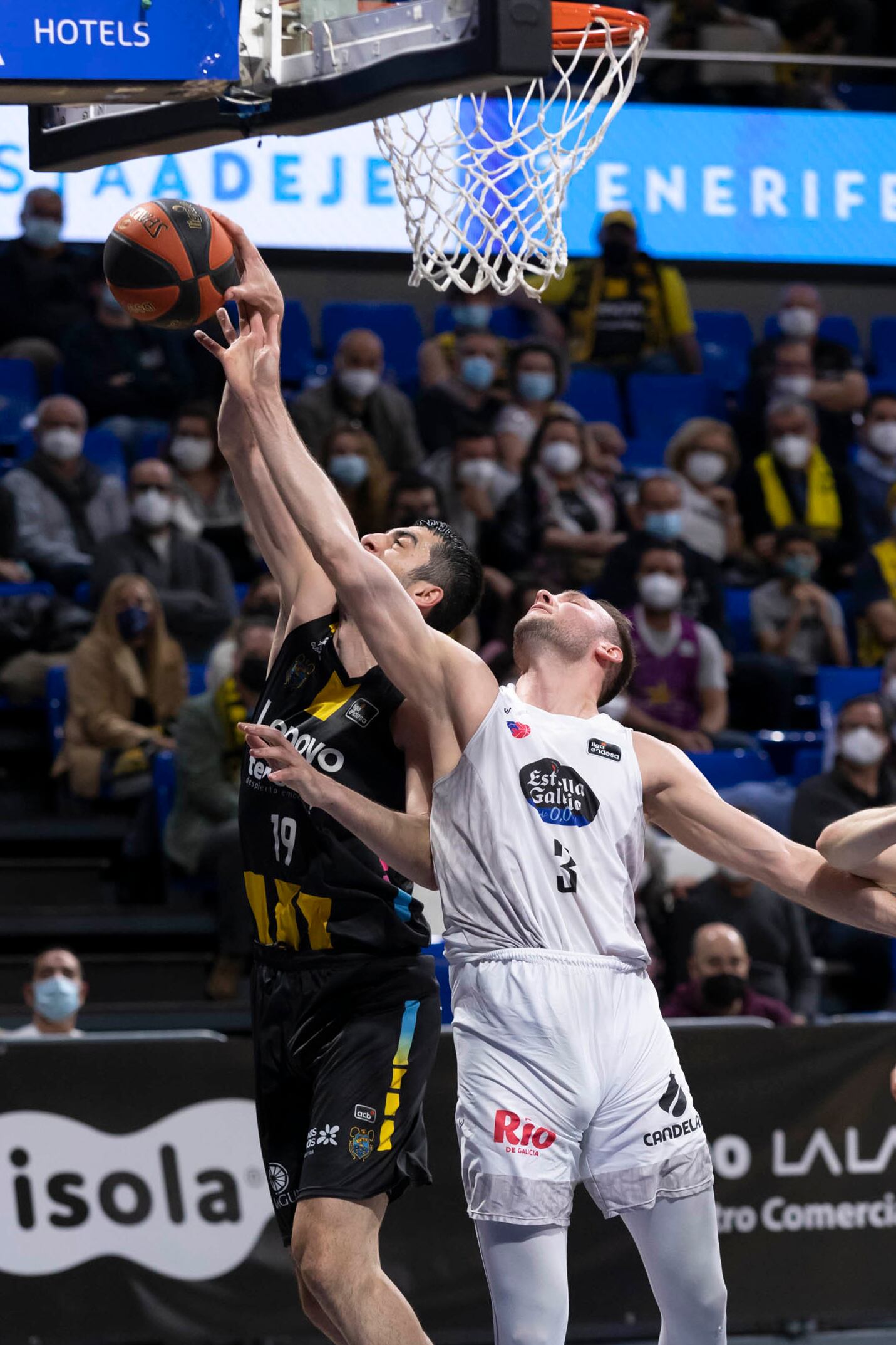 LA LAGUNA (TENERIFE), 09/04/2022.- El pívot del Lenovo Tenerife Shermadini (i) intenta anotar ante Mindaugas Kacinas, del Breogán, durante el partido de la Liga ACB de baloncesto disputado este sábado en el pabellón Santiago Martín, en La Laguna. EFE/Miguel Barreto
