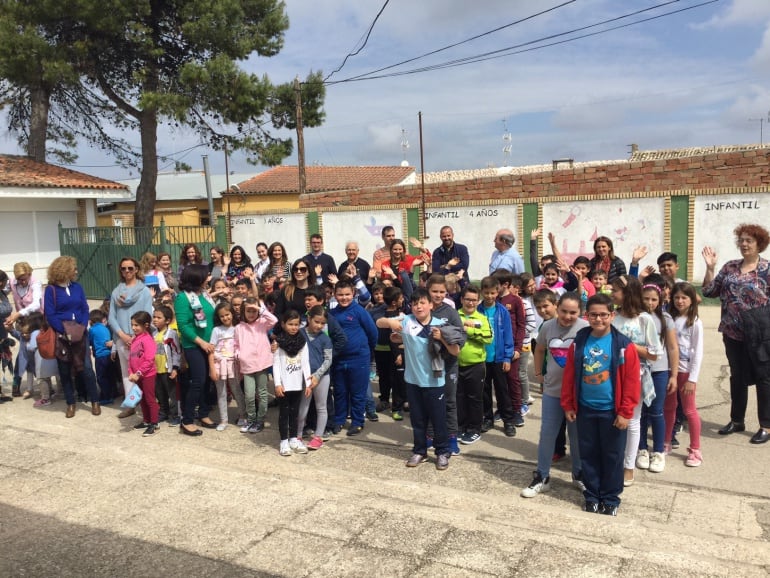 Políticos con la comunidad educativa del Colegio Pintor Cristóbal Ruíz de Villacarrillo en la visita para inaugurar las intervenciones realizadas por valor de 220.000€