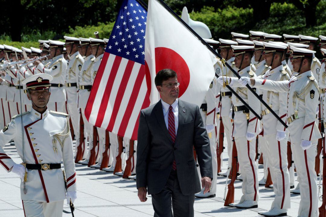 Mark Esper, recibido con honores en Tokio