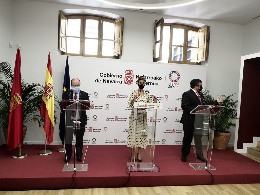 El ministro de Política Territorial y Función Pública, Miquel Iceta (i), la presidenta del Gobierno de Navarra, María Chivite, y el vicepresidente del Gobierno de Navarra Javier Remírez, tras el traspaso de la competencia de sanidad penitenciaria 