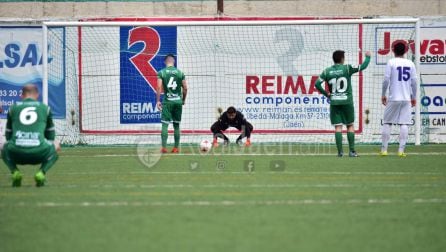 Momento en el Carmona va a tirar el penalti se&ntilde;alado por el &aacute;rbitro.