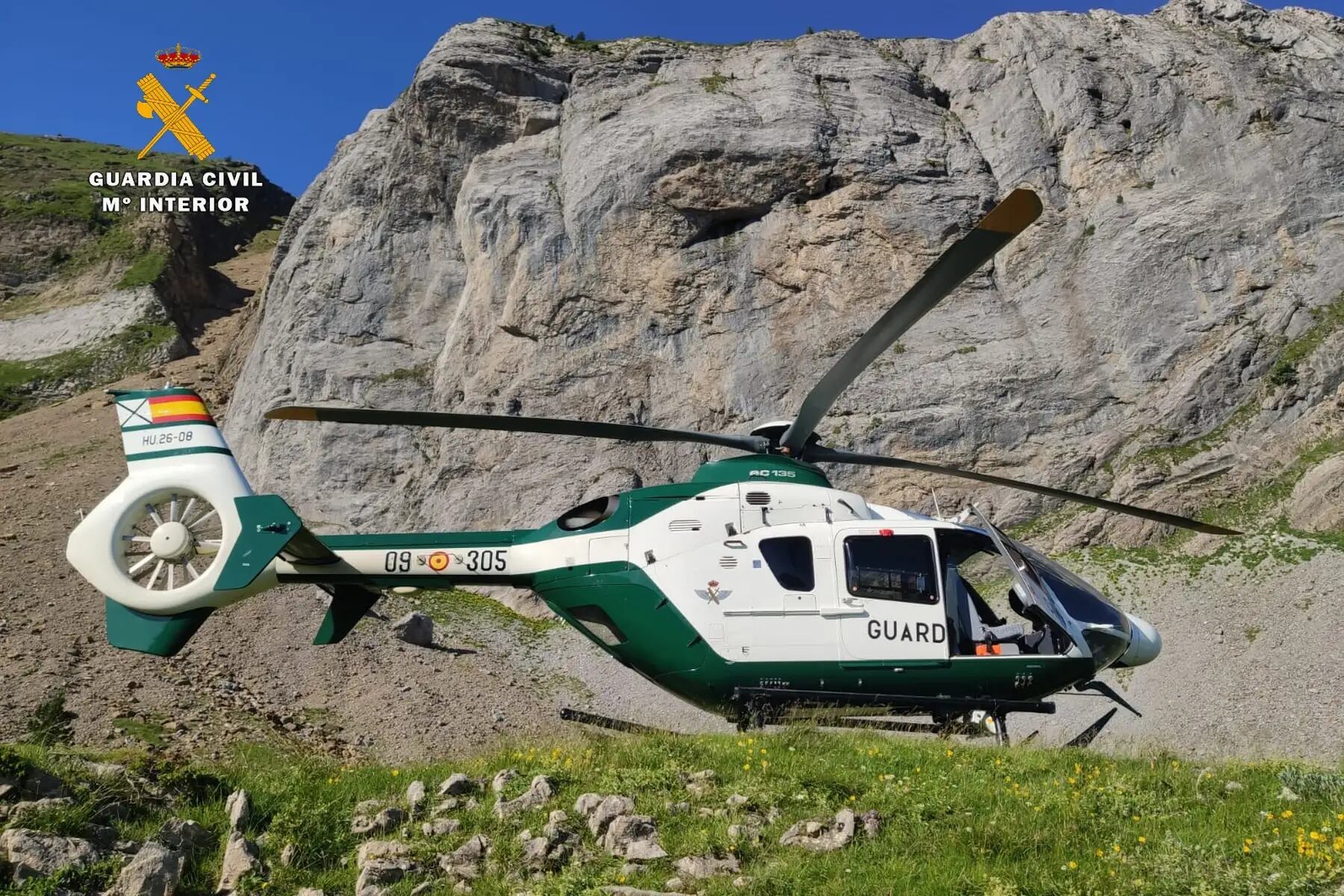 El operativo de emergencias está coordinado por el equipo de rescate e intervención en montaña de la Guardia Civil