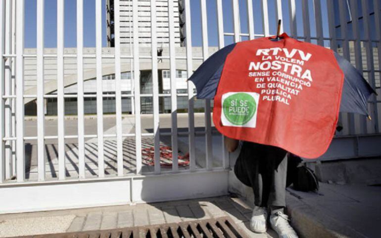 Un trabajador del ente público durante la concentración frente al centro de producciones de Burjassot