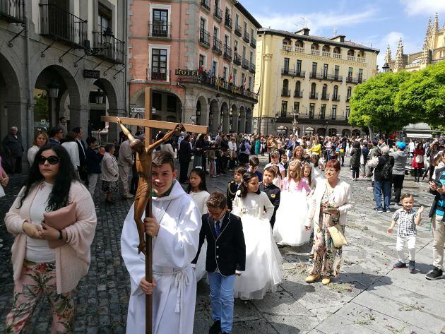 Los niños que han recibido este año la primera comunión protagonizan esta celebración del Corpus Christi