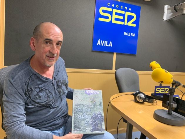 Julio Veredas con su libro