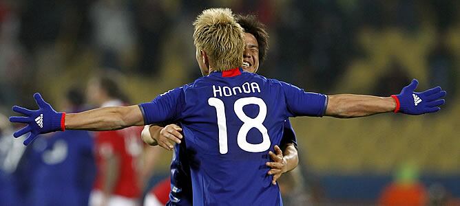 Honda celebrando su gol