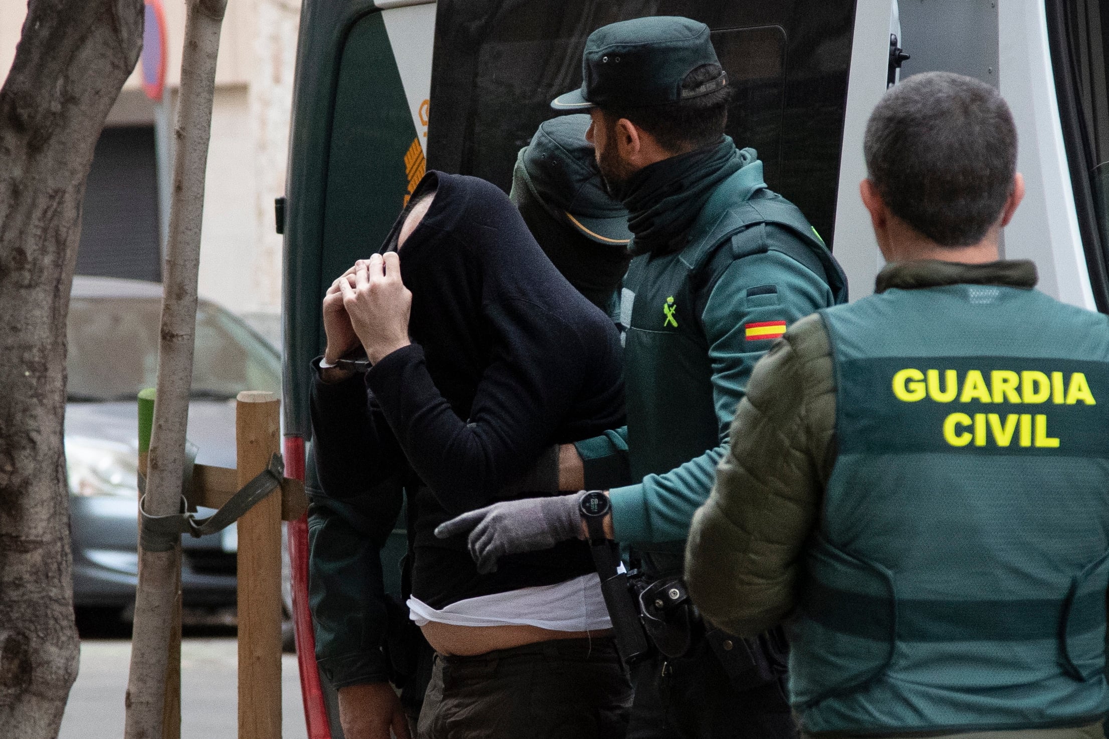 Agentes de la Guardia Civil llevan a Jorge Ferrandis al domicilio.