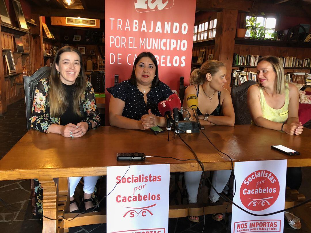 Las concejalas de IU, Genma Núñez y Susana Vila, (izq) y las concejalas de Socialistas por Cacabelos, Maika González y Verónica López, (dcha) en rueda de prensa