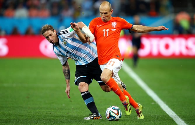 El delantero de Holanda se escapa de Biglia en el encuentro de semifinales ante Argentina.