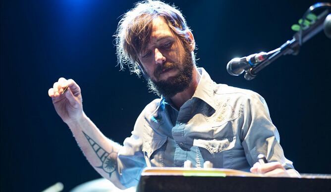 El cantante de Band of Horses durante su actuación en Barcelona