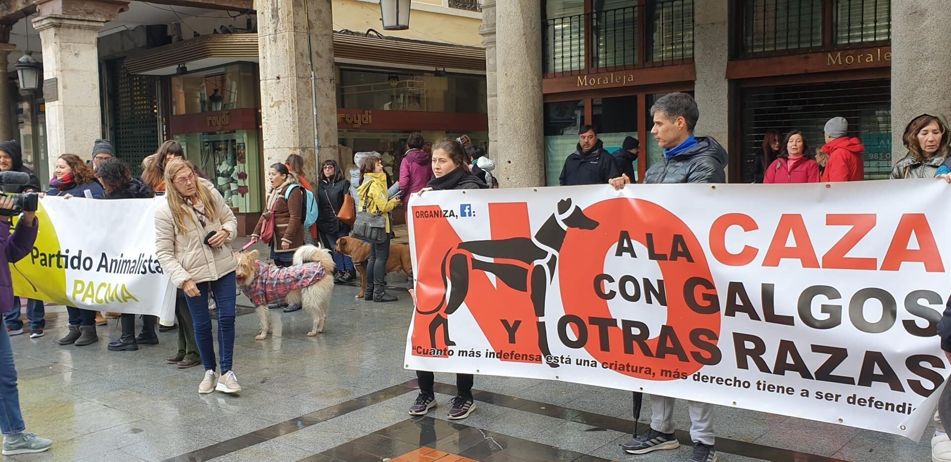 Cerca de 50 personas se concentran en Valladolid para pedir que se incluya a los perros de caza en la Ley de Bienestar A - EUROPA PRESS