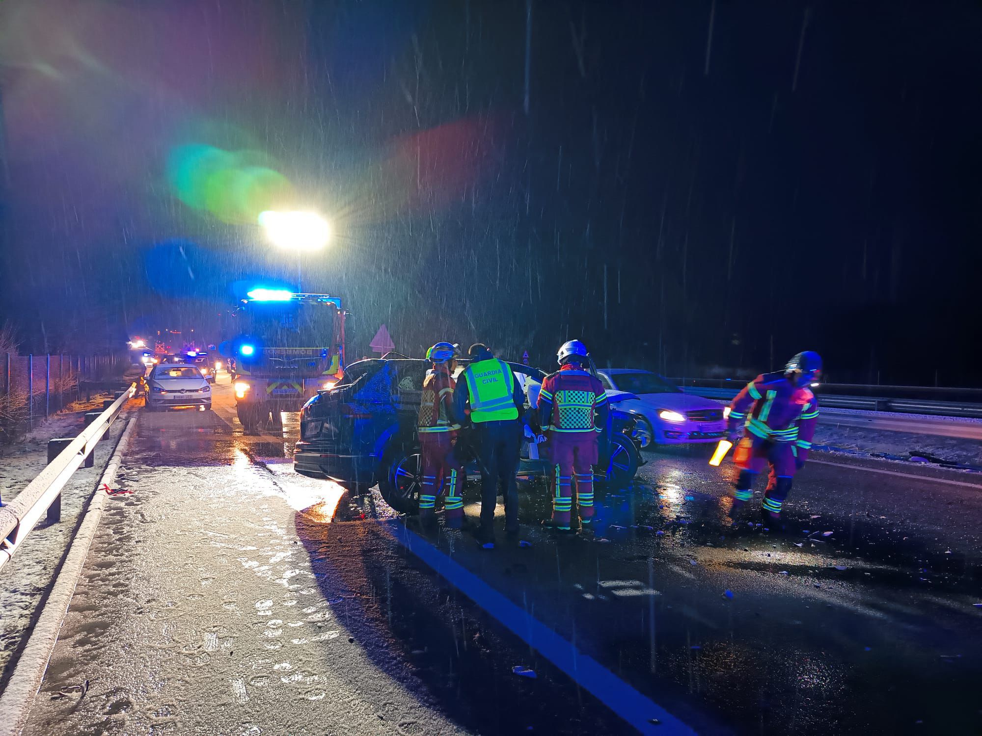 La conductora de un turismo murió tras colisionar por alcance con una máquina quitanieves en el kilómetro 82