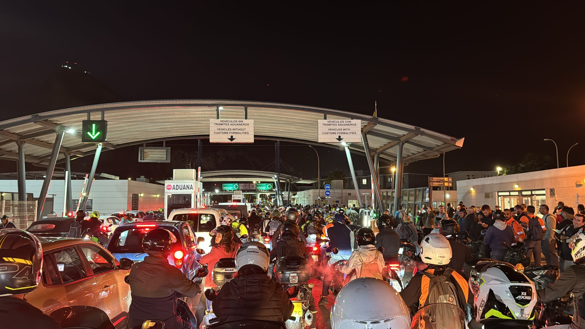 Los trabajadores transfronterizos, esta mañana retenidos en el paso por la Verja.