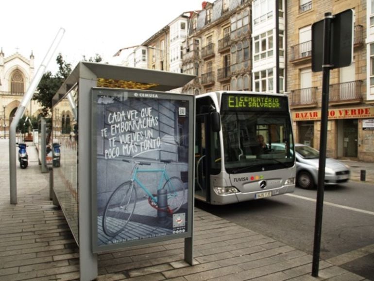 Autobús de TUVISA en la parada de la calle Prado