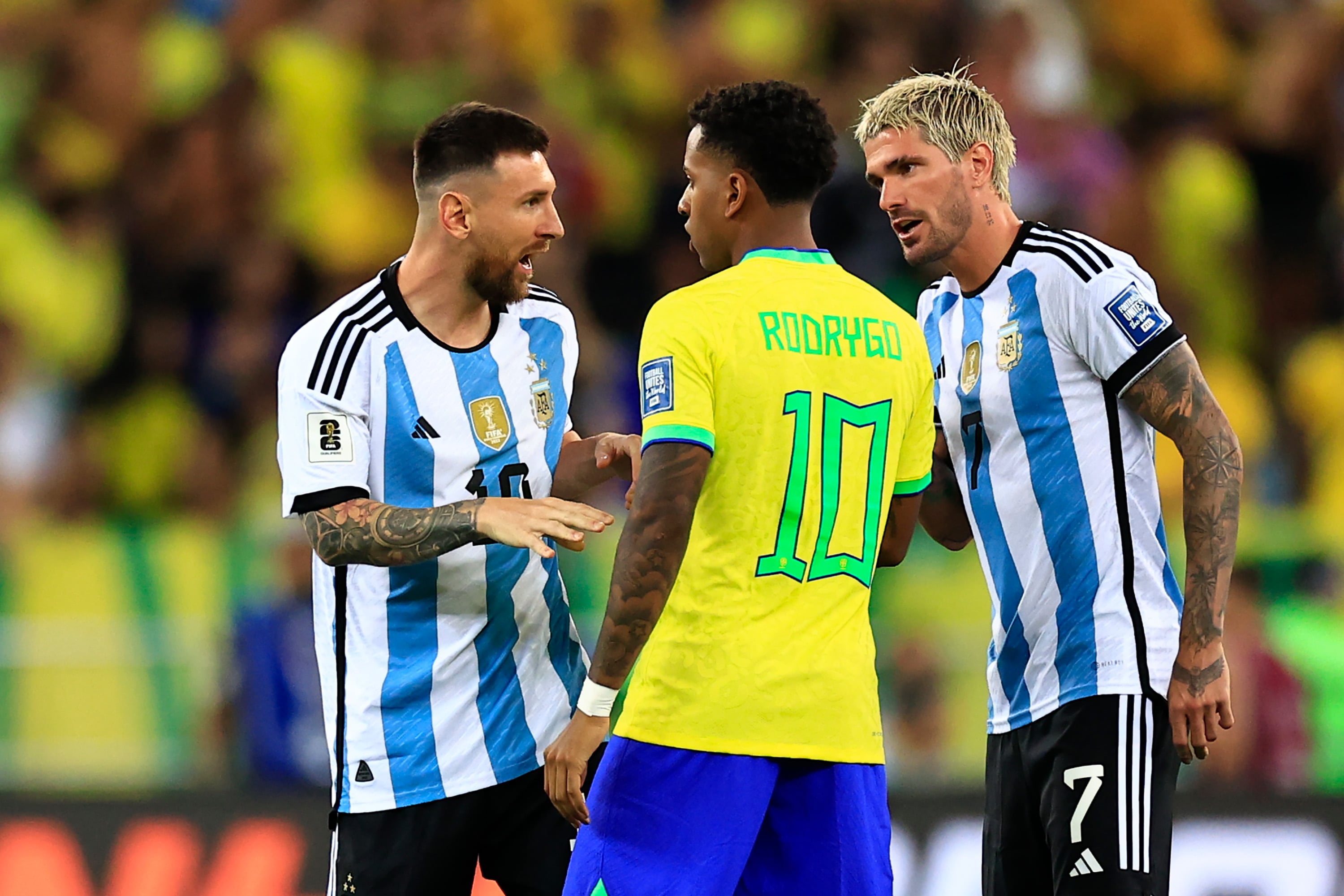 Rodrygo Goes, Leo Messi y Rodrigo de Paul durante el Brasil - Argentina.