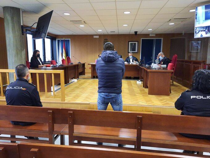 Acusado de espaldas en el juicio/ EP